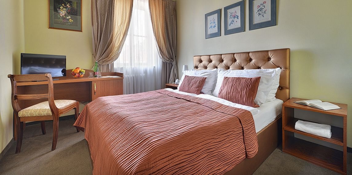 ROOM, DOUBLE OR TWIN BED