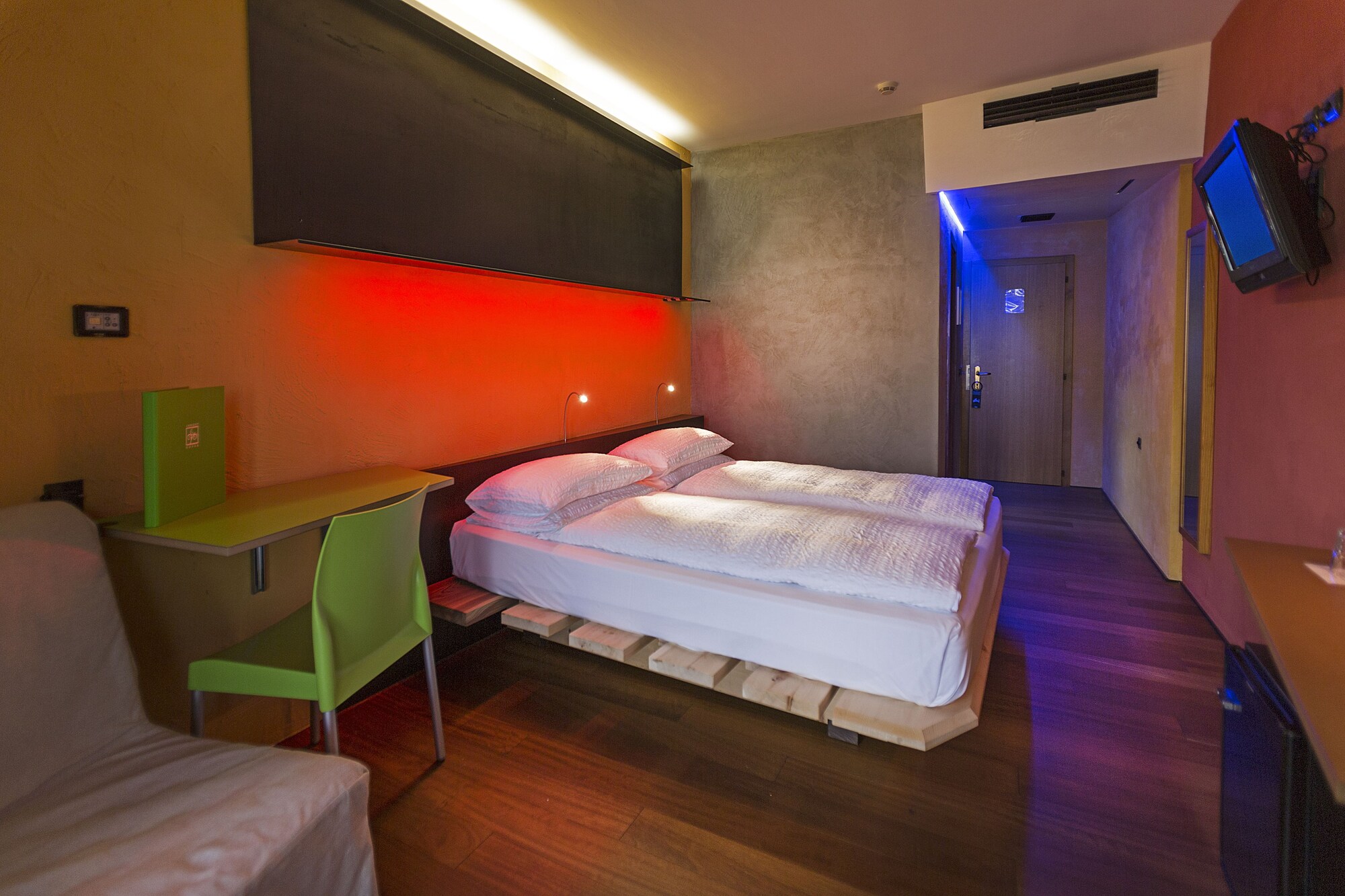 ROOM, DOUBLE BED, PARTIAL LAKE VIEW, PATIO