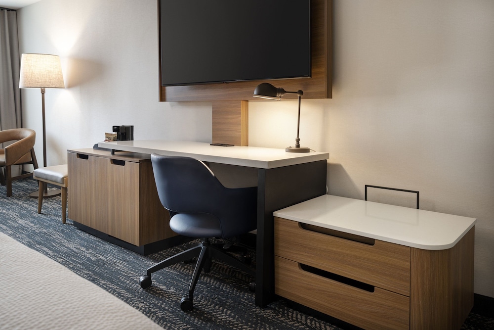 Fairfield Inn & Suites By Marriott Fresno River Park 50/54