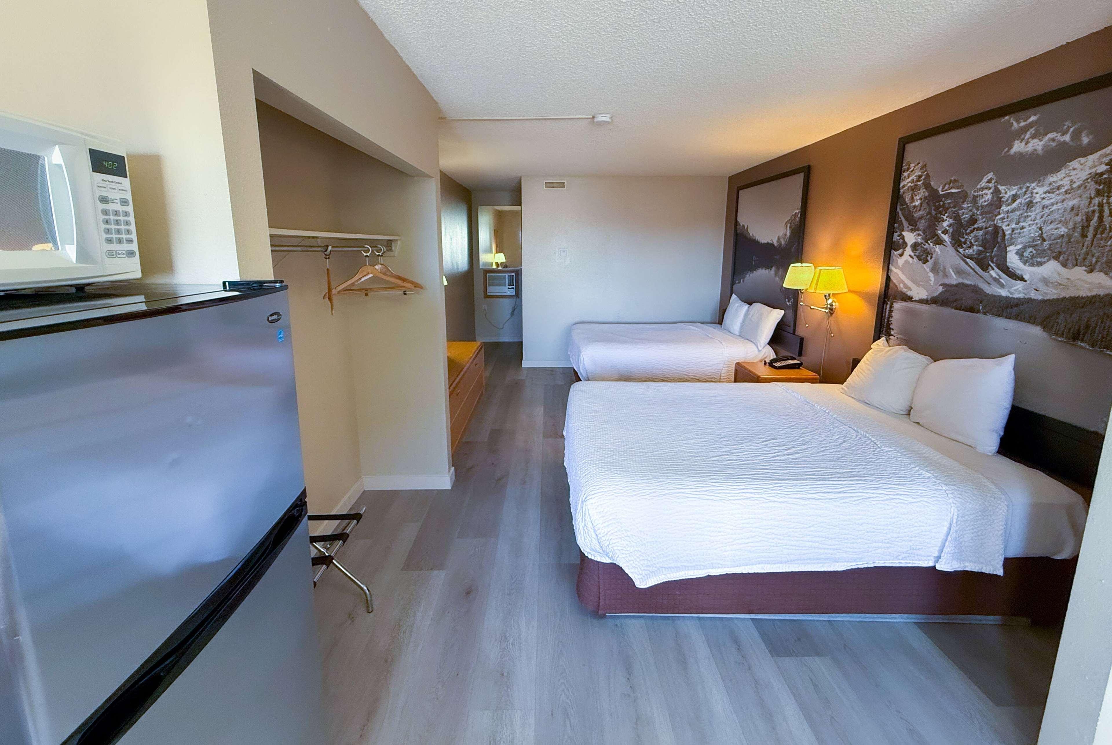 Efficiency, 2 Queen Beds، Super 8 By Wyndham Medicine Hat Ab 2/2