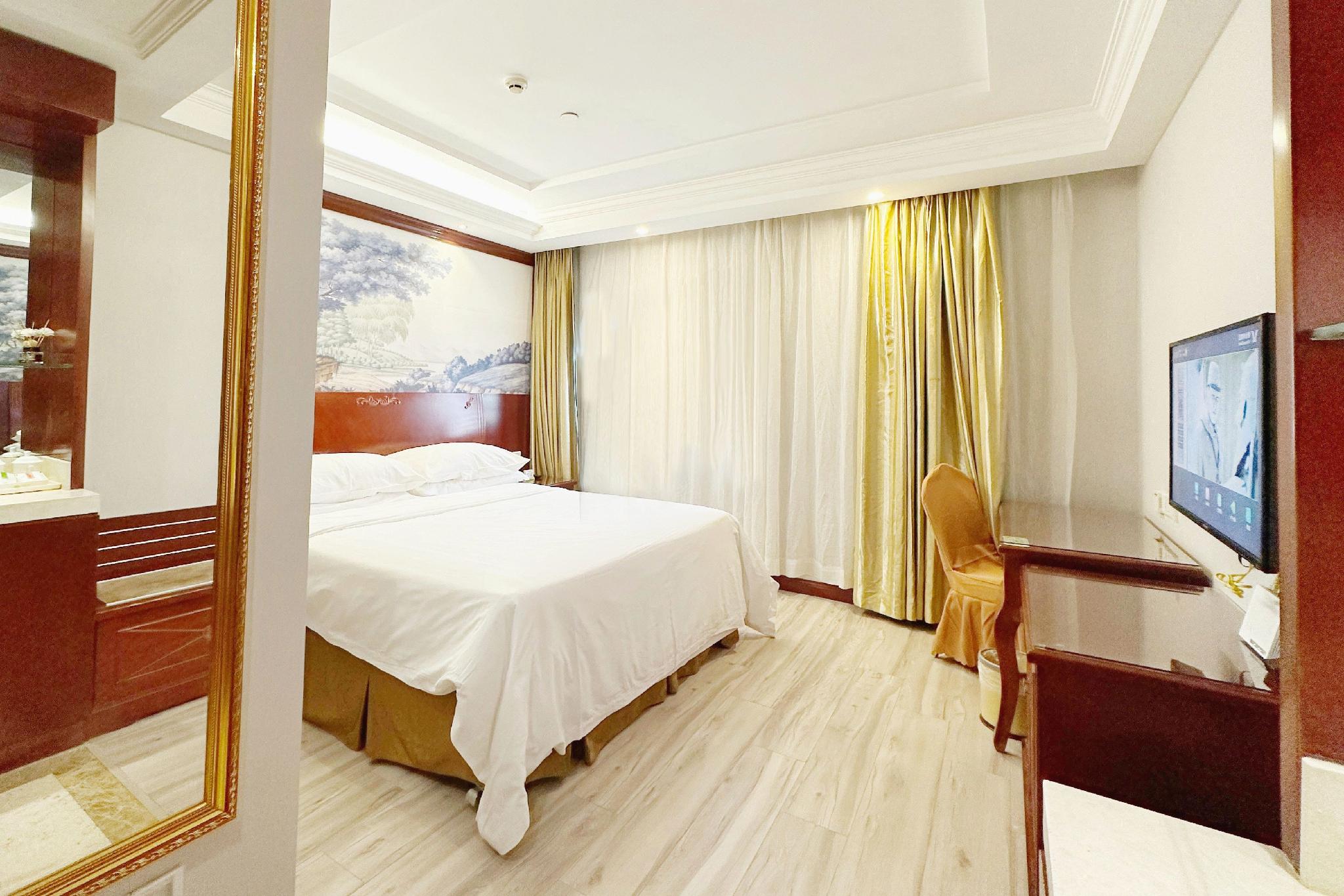 Standard, Queen Bed, No Window