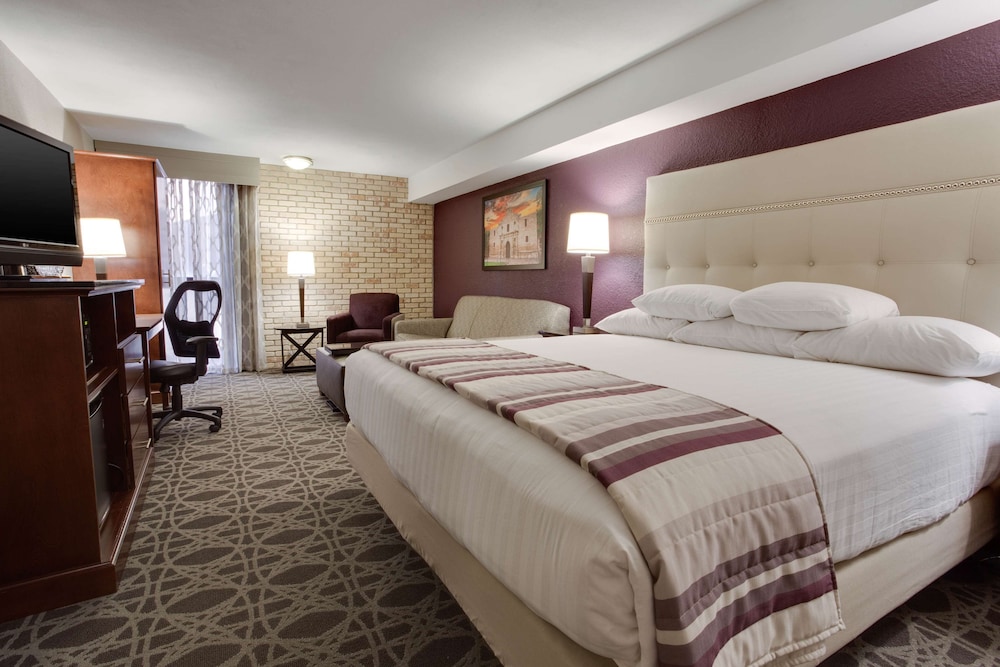 Drury Plaza Hotel San Antonio Airport 5/50