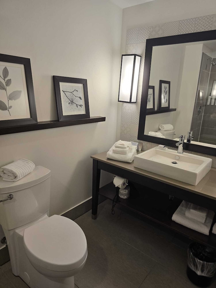 Country Inn and Suites By Radisson Belleville ON 45/49