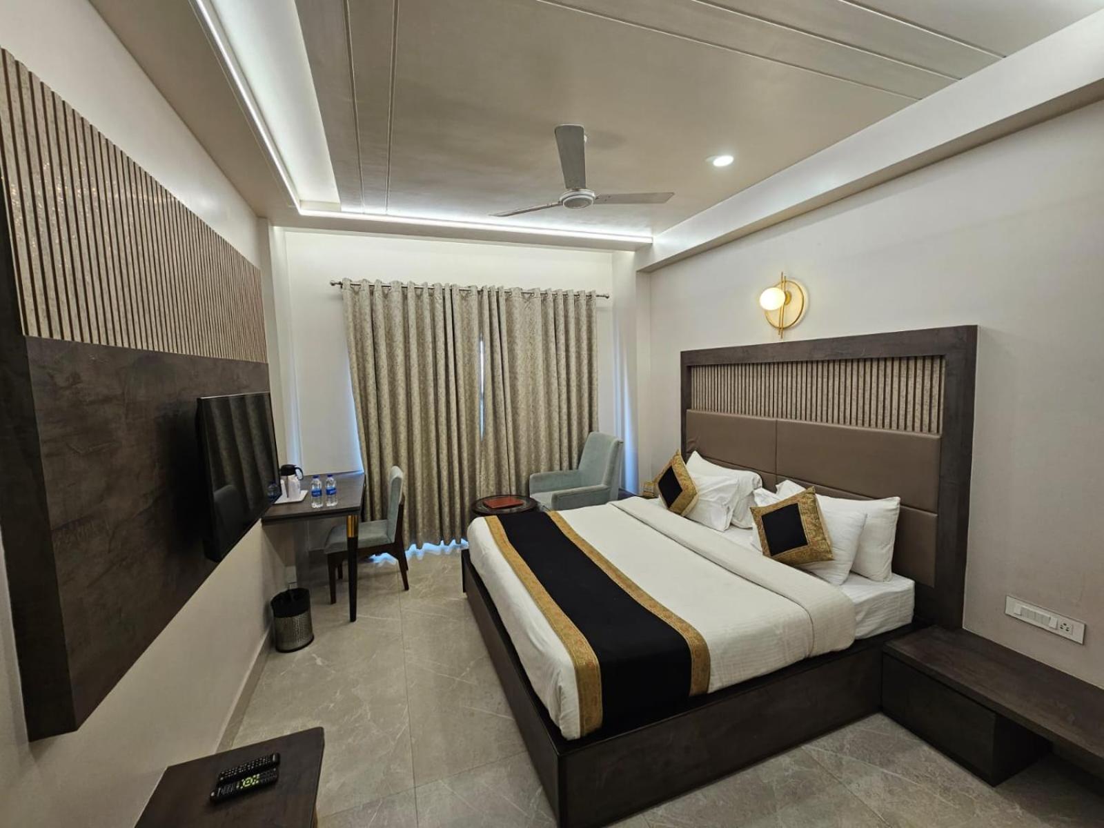 Room, Twin Beds, Hotel Abhinav International 2/2