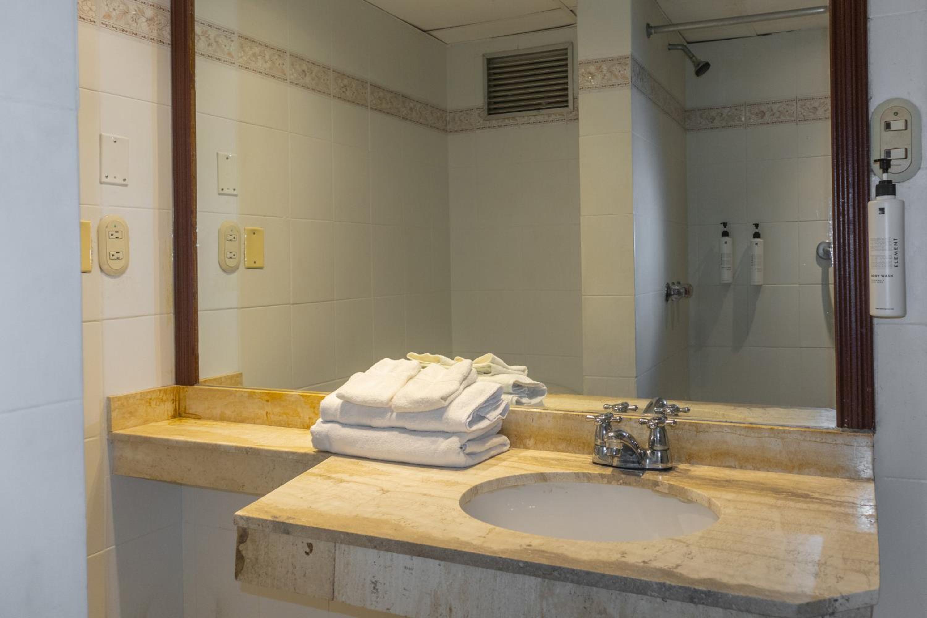 غرفة قياسية بسرير كينج، Hotel Faranda Express Puerta Del Sol Barranquilla, A Member of Radisson Individuals 6/6
