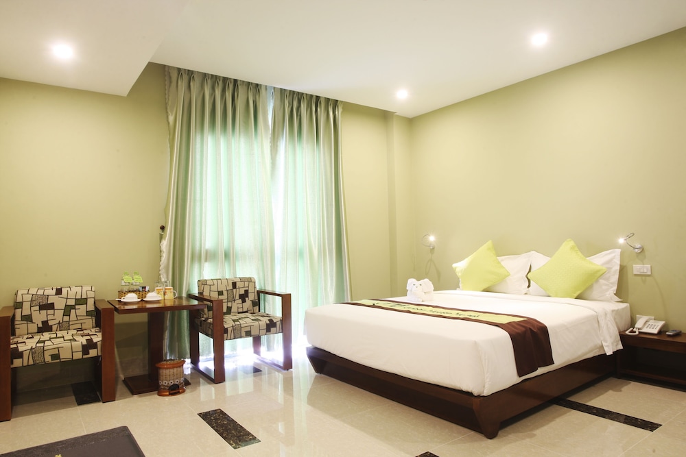 DELUXE, PARTIAL SEA VIEW