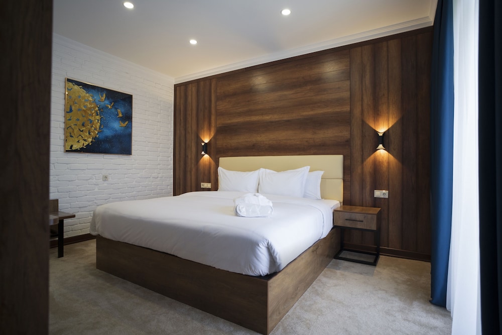 DELUXE, DOUBLE BED
