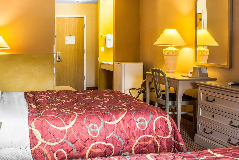 Econo Lodge Inn & Suites Walnut 11/30