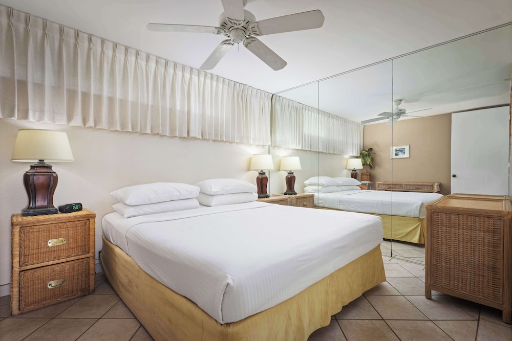 1 Bedroom, Suite, Queen Bed, Ocean Front, Sofa، Aston At Papakea Resort 2/4