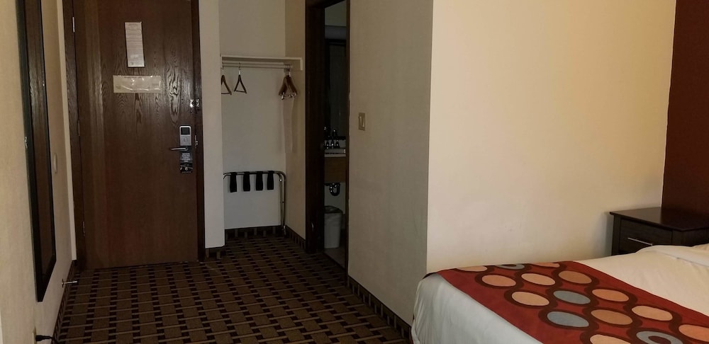 Super 8 by Wyndham Ashland 10/31