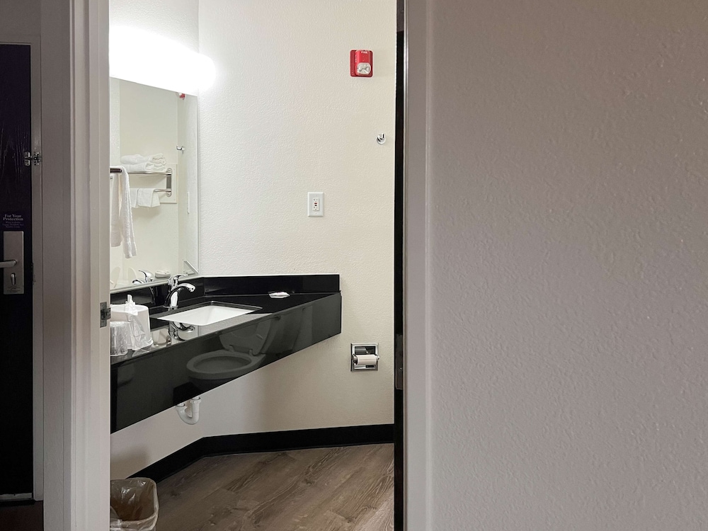 Motel6 Springfield, IL 50/50