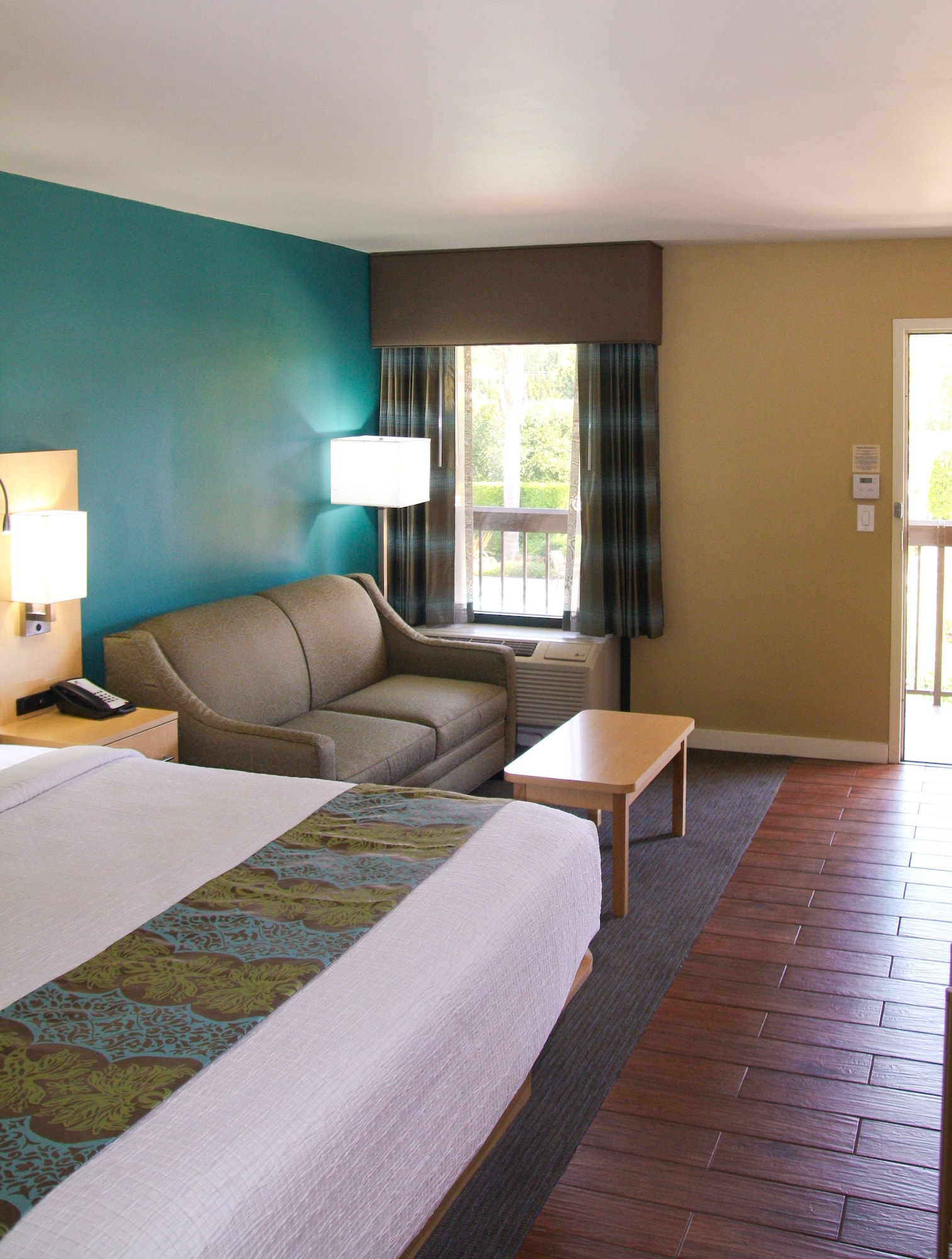 غرفة قياسية بسرير كينج بإطلالة على الجبل، Best Western Plus South Coast Inn 10/10