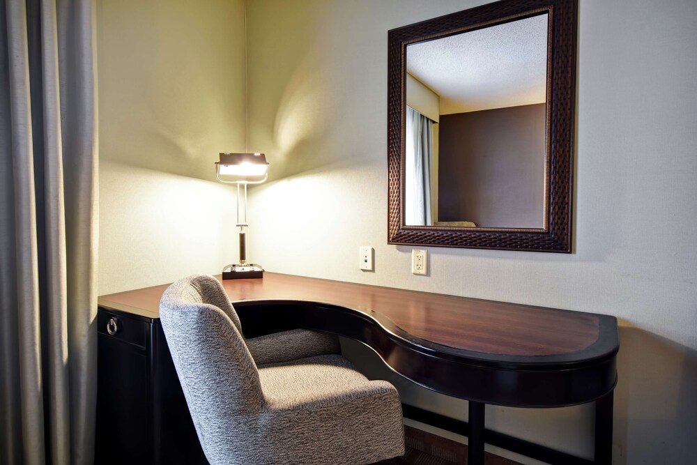 Hampton Inn Suites Detroit Canton 36/89