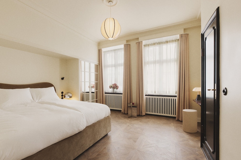 ROOM, DOUBLE BED