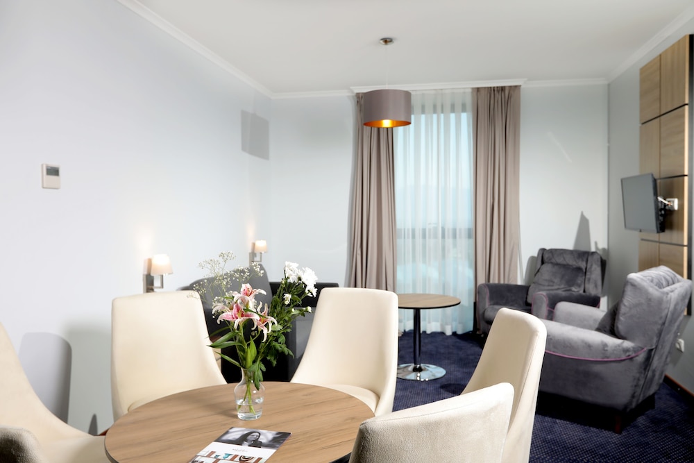 Mercure Tetovo 44/72