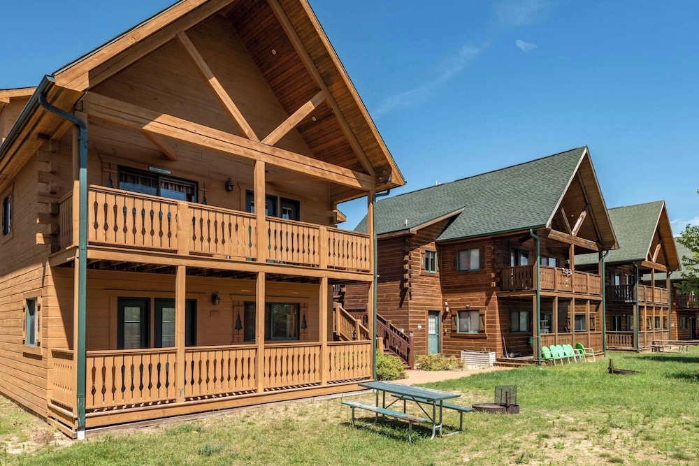 Three Bears Waterpark Resort Near Tomah, Ascend Collection Hotel image