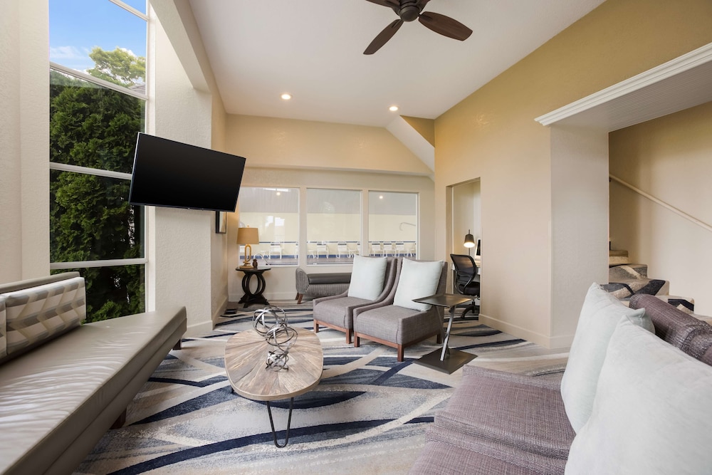 Best Western Harbour Pointe Lakefront 29/37