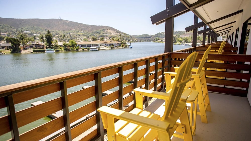 Lakehouse Hotel and Resort 4/100
