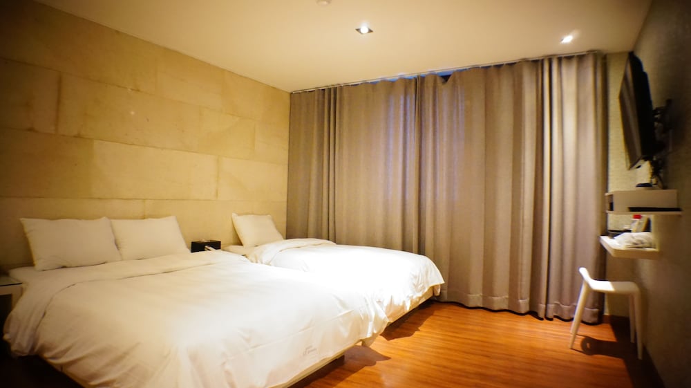 Hotel At Noon 24/47