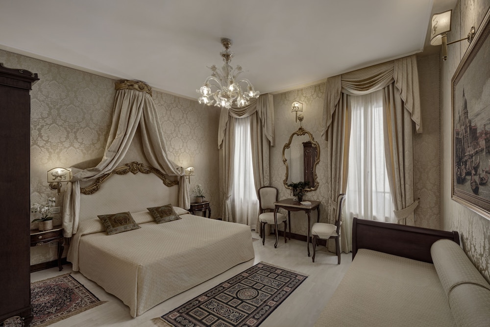 SUPERIOR, QUEEN BED