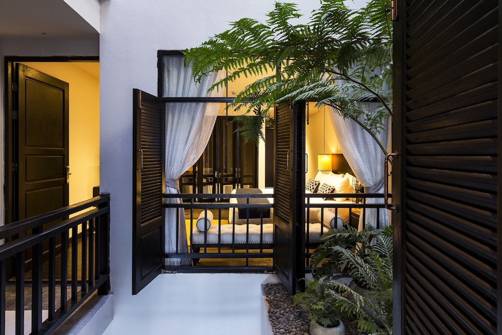 Cheeva Dee Hotel 7/75
