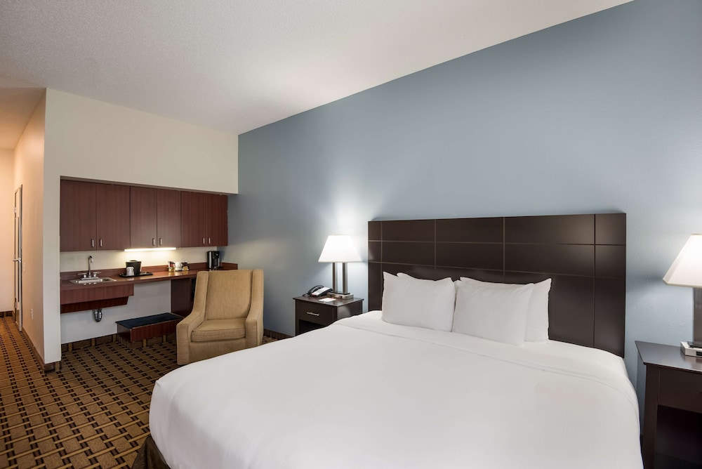Room at SureStay Plus by Best Western Coralville Iowa City, CORALVILLE - IA