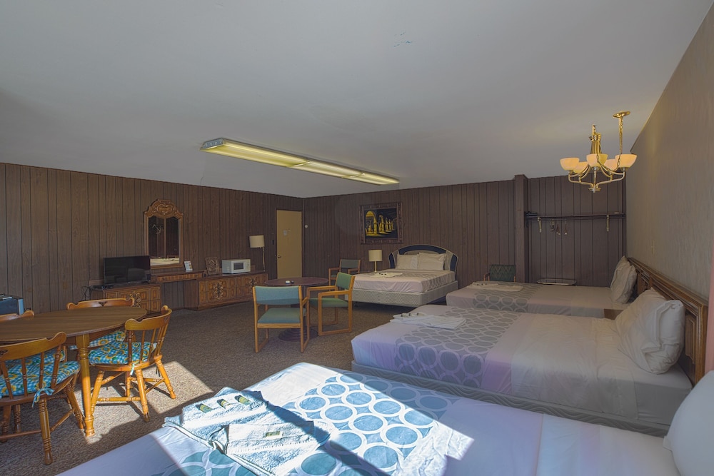 Love Hotels Tomahawk at Lake Mohawksin WI 22/49