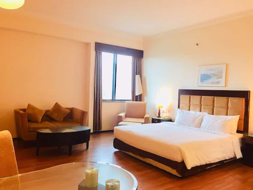 CRYSTAL CROWN HOTEL 15/62