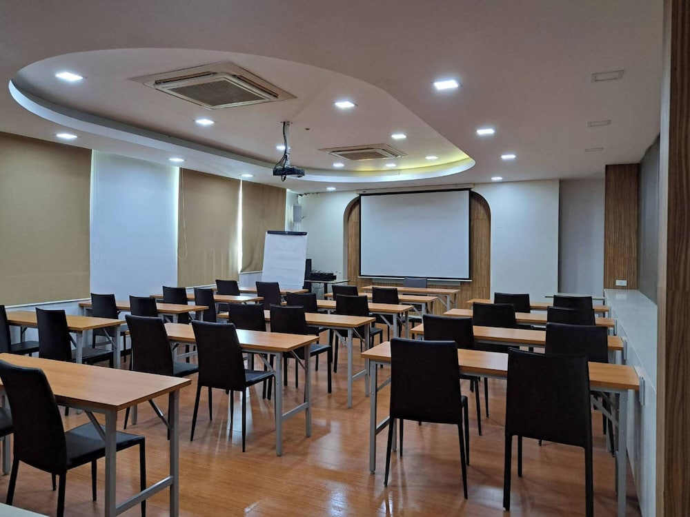 Crystal Suites Suvarnabhumi Airport 53/63