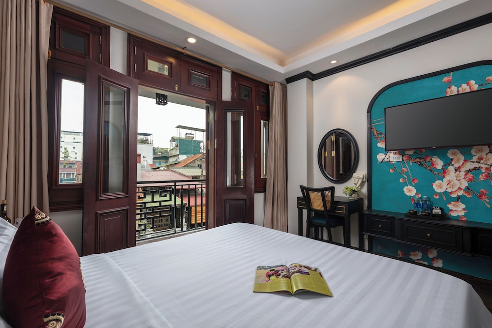 DELUXE, KING BED, BALCONY