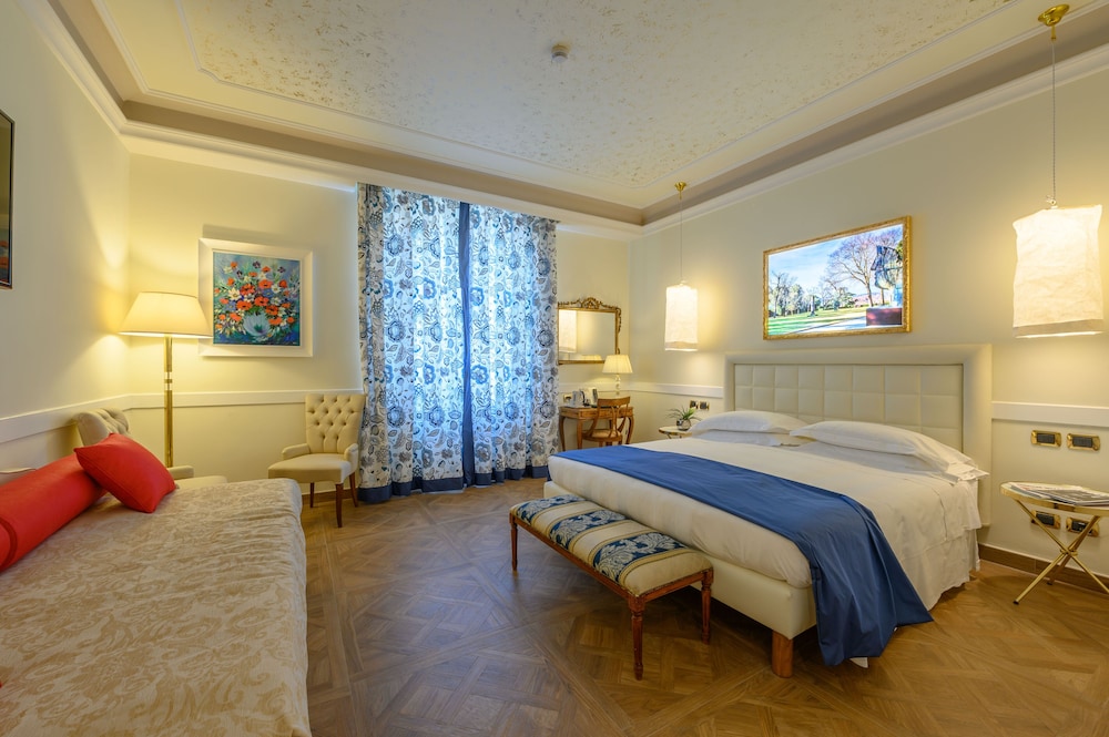 ROOM, QUADRUPLE