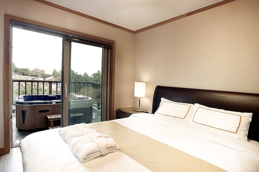 1 BEDROOM, JETTED TUB
