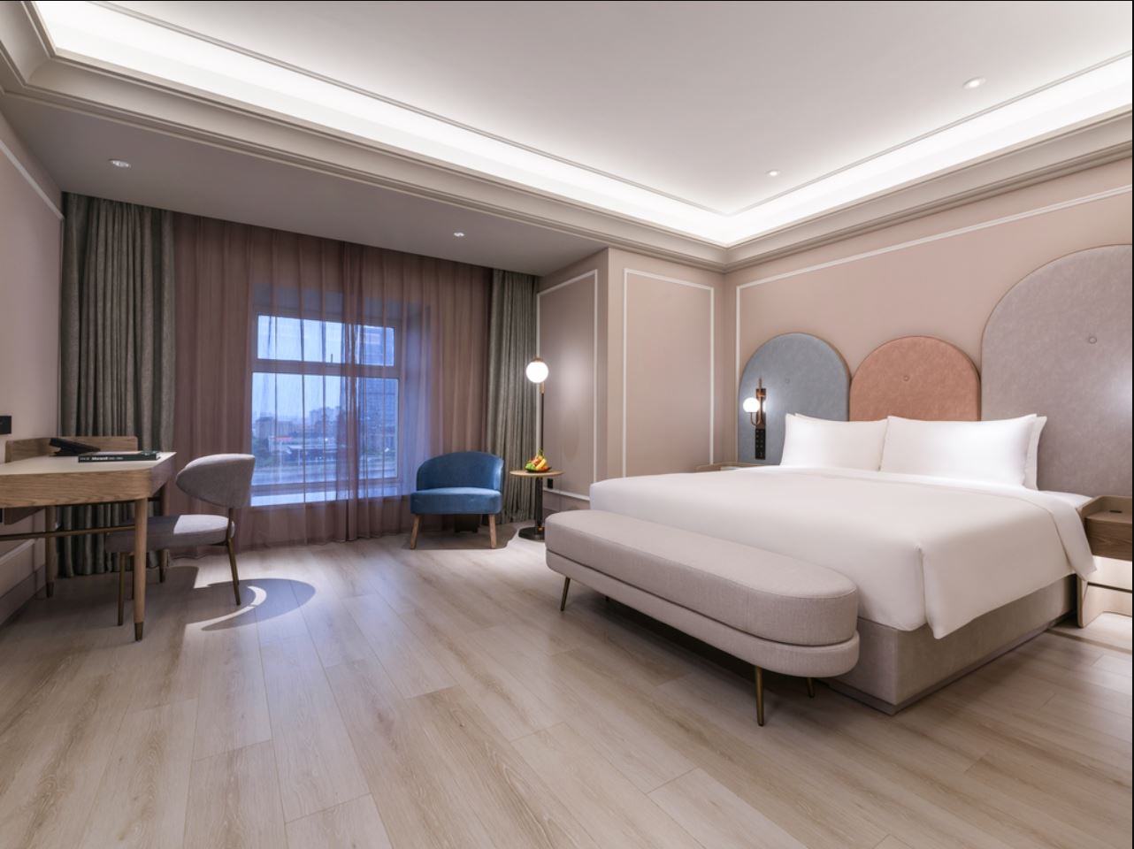 DELUXE, KING BED