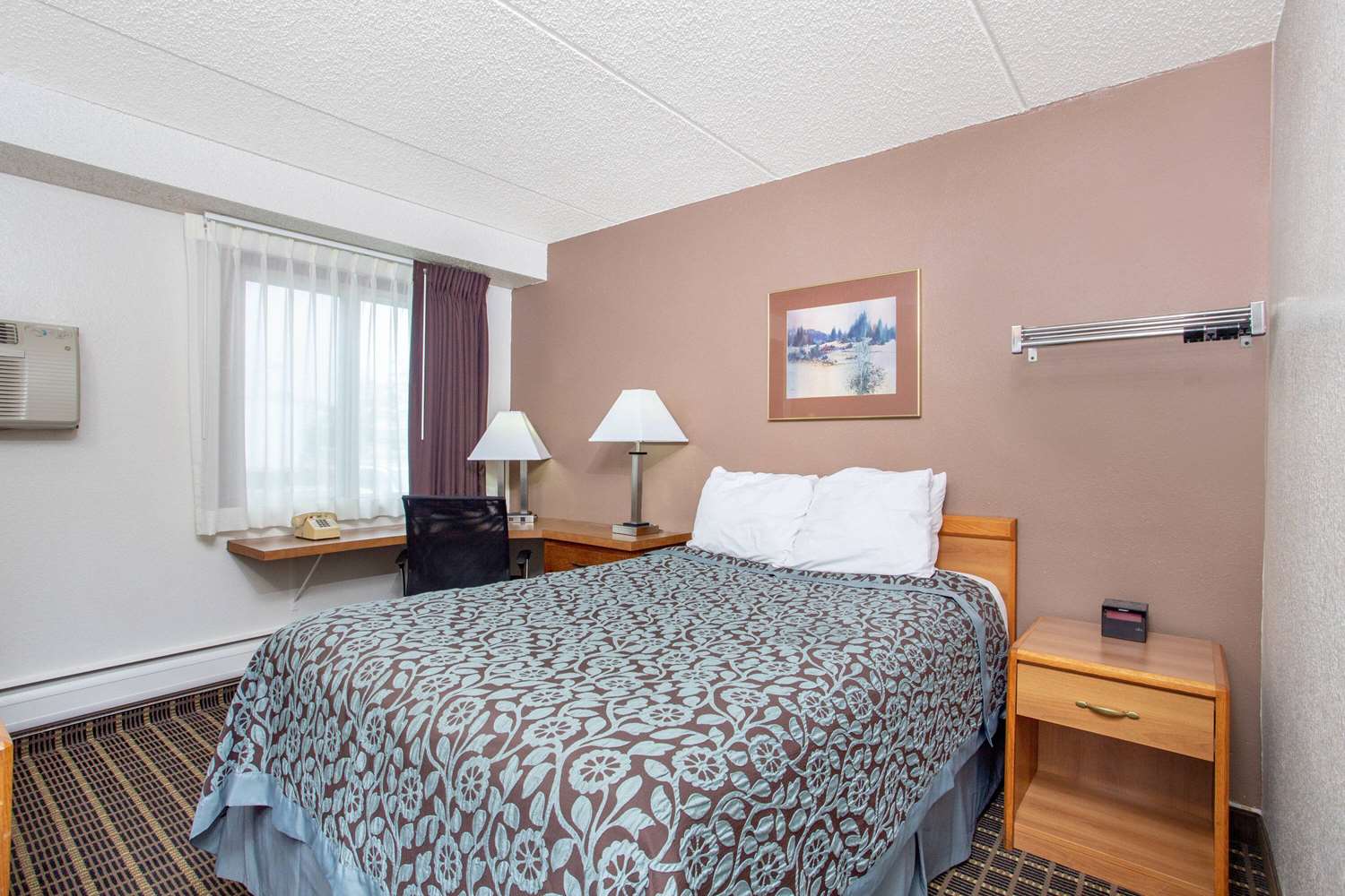 Days Inn by Wyndham Fond du Lac 8/27