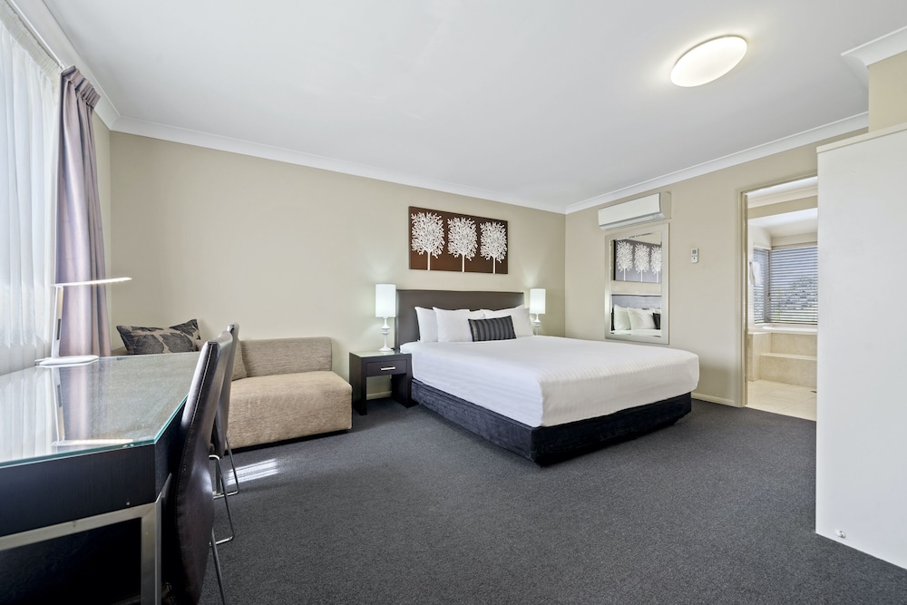 SUITE, KING BED