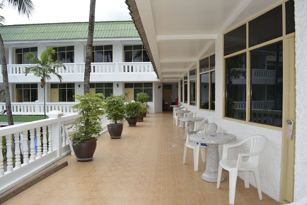 The Expat Hotel 44/50