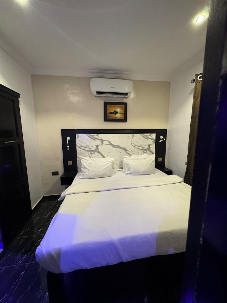 DELUXE, DOUBLE BED