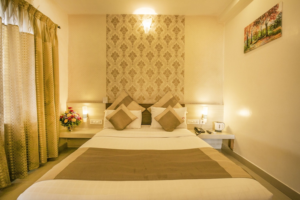 Aishwarya Suites 18/68