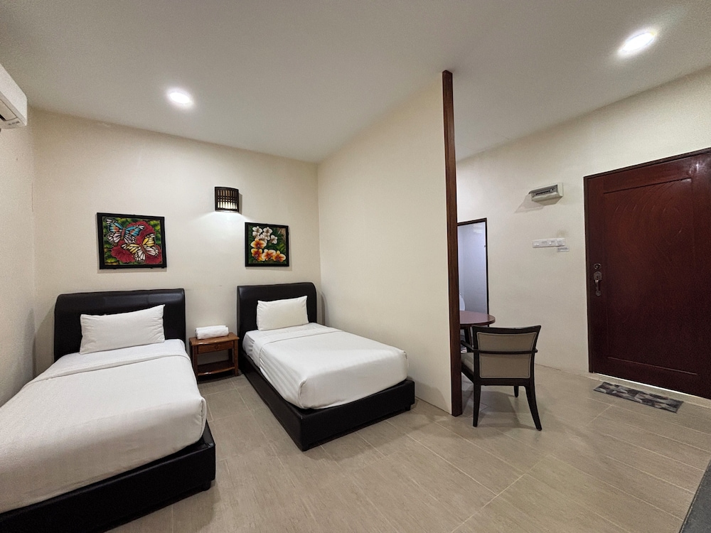 Studio, Twin Beds, Pool Side