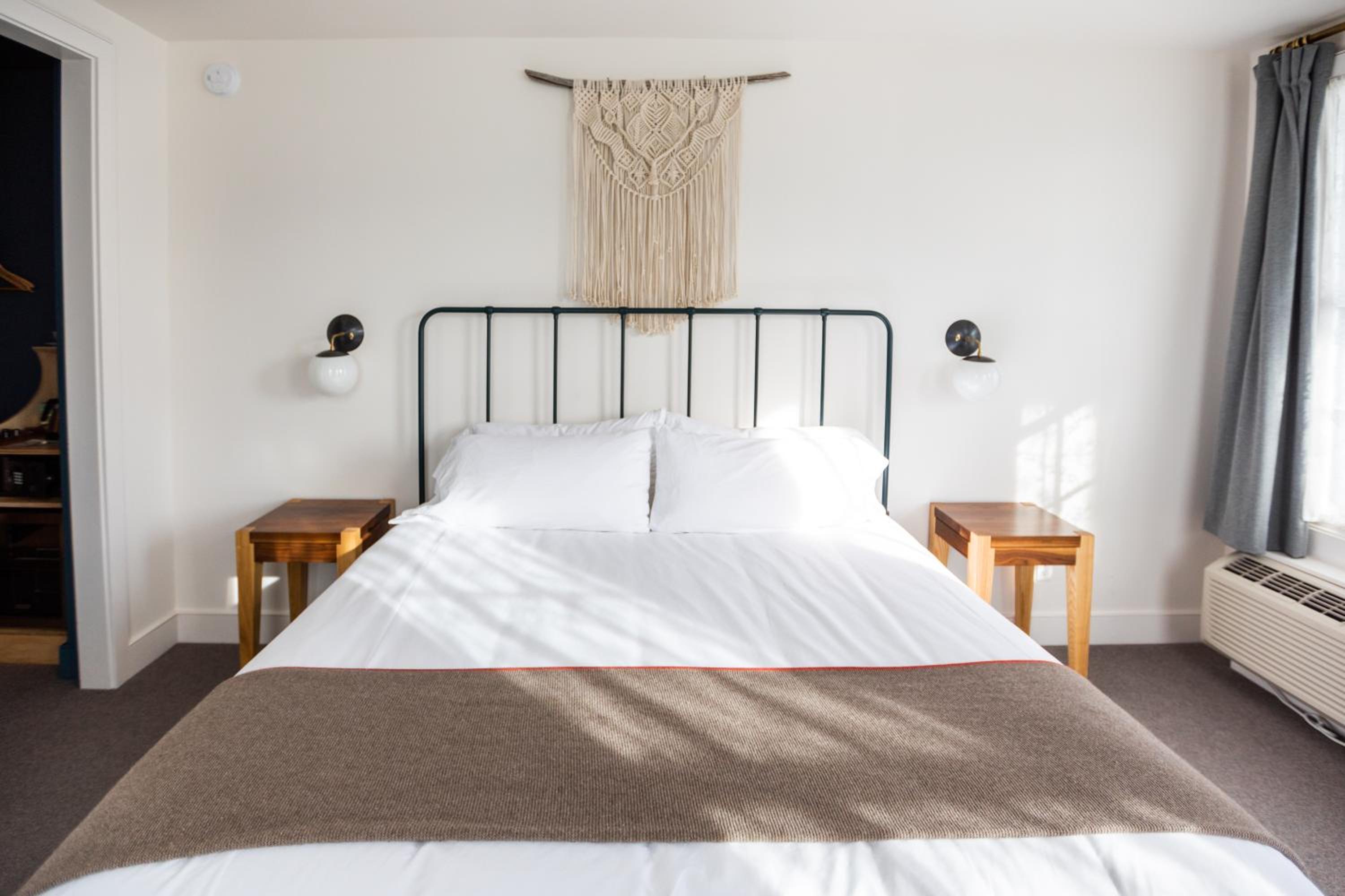 Surf, King Bed, Mountain View, Balcony