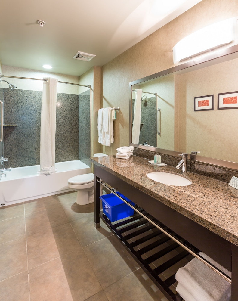 Comfort Suites Kelowna, BC 10/52