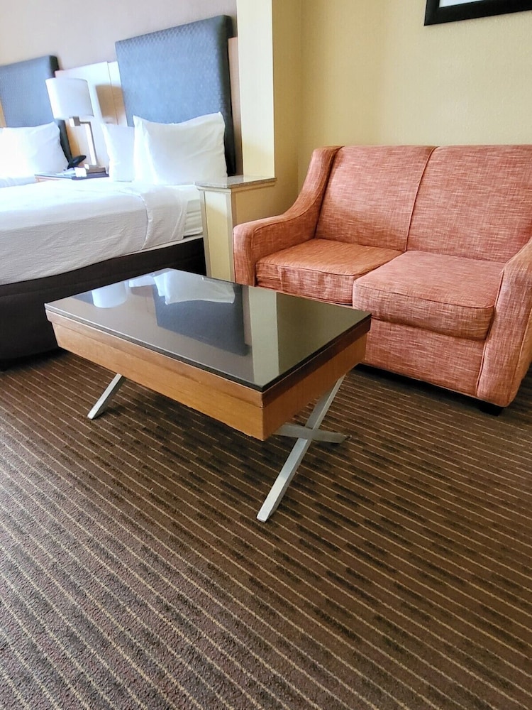 Wingate by Wyndham Greensboro/Coliseum 35/53