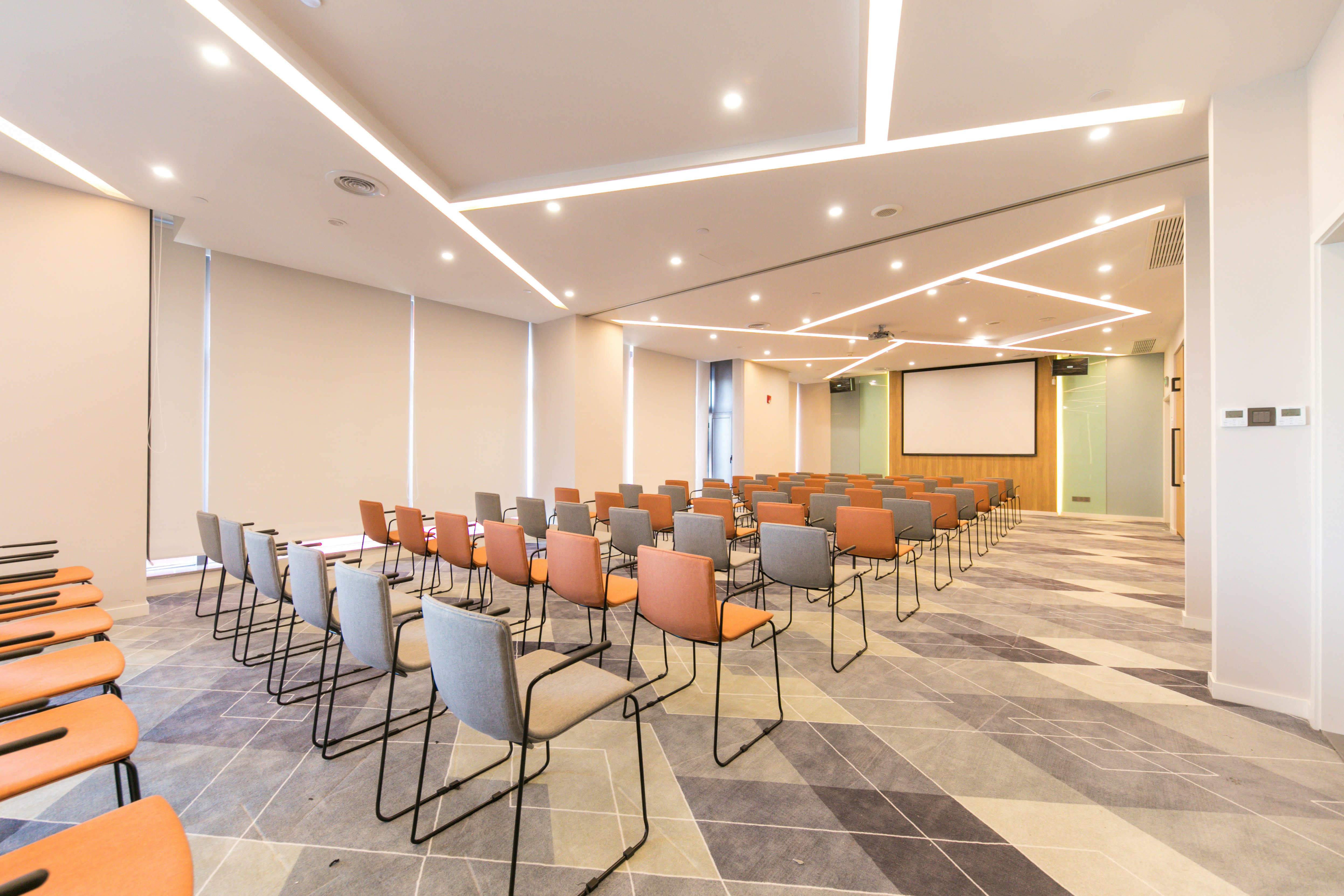 Holiday Inn Express Shanghai Tangzhen 59/63