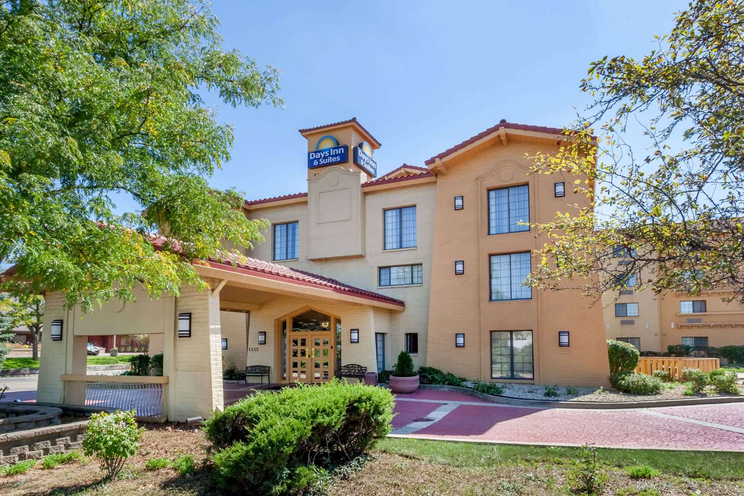 Days Inn & Suites by Wyndham Arlington Heights 3/36