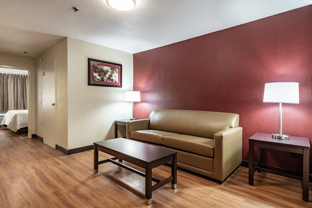 Red Roof PLUS & Suites Atlanta Airport South 24/35