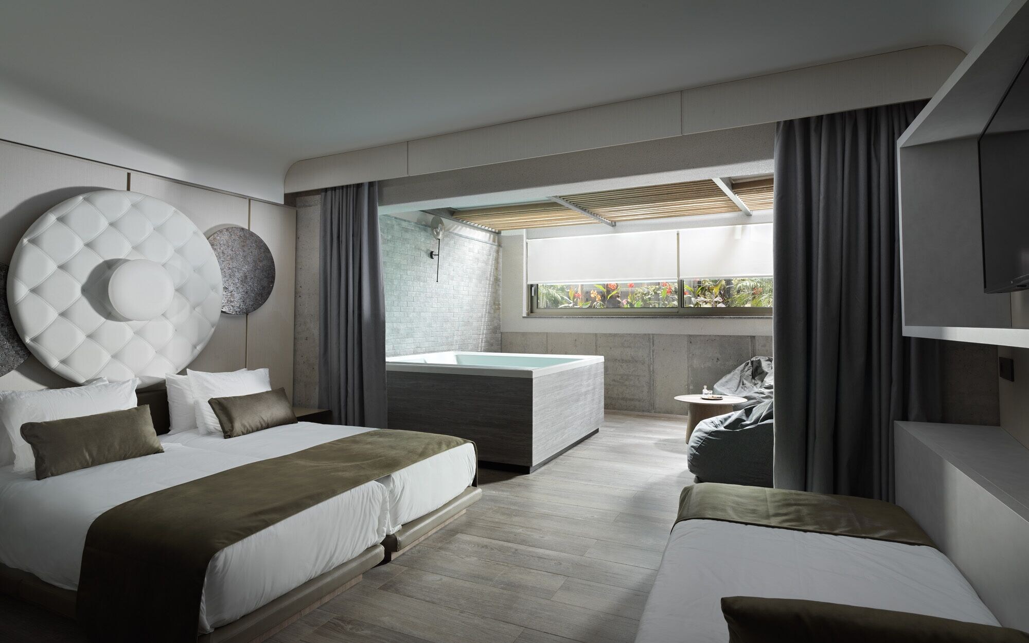 Semi Ground, King Bed, Sofa, Hot Tub, Patio