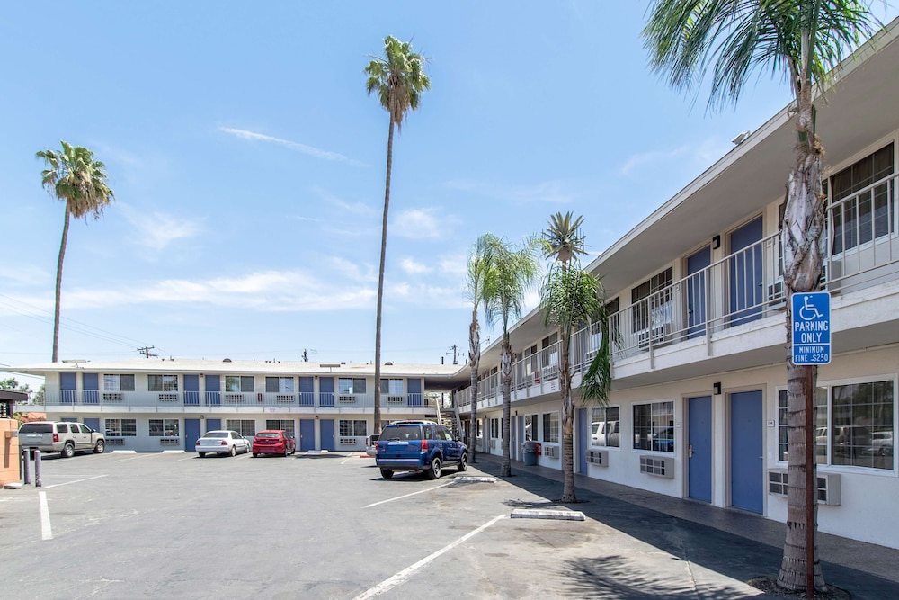 Motel6 Bakersfield, CA - Central 34/44