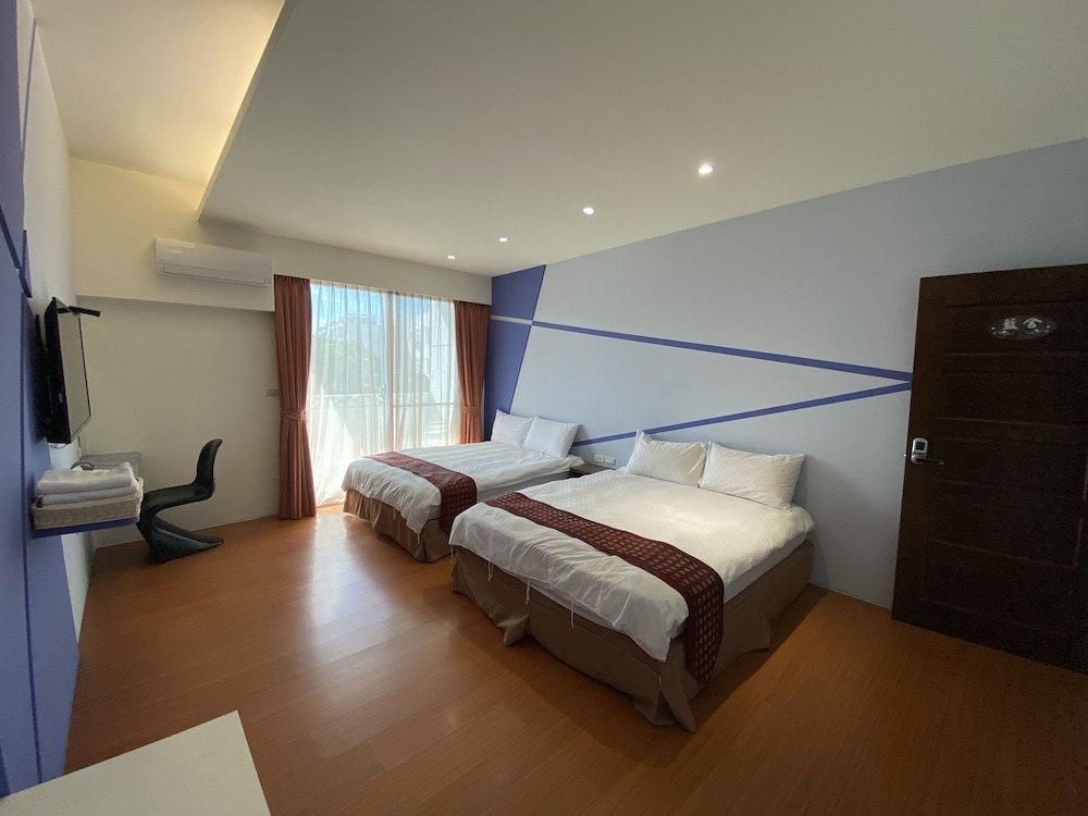 STANDARD, QUADRUPLE, 2 DOUBLE BEDS