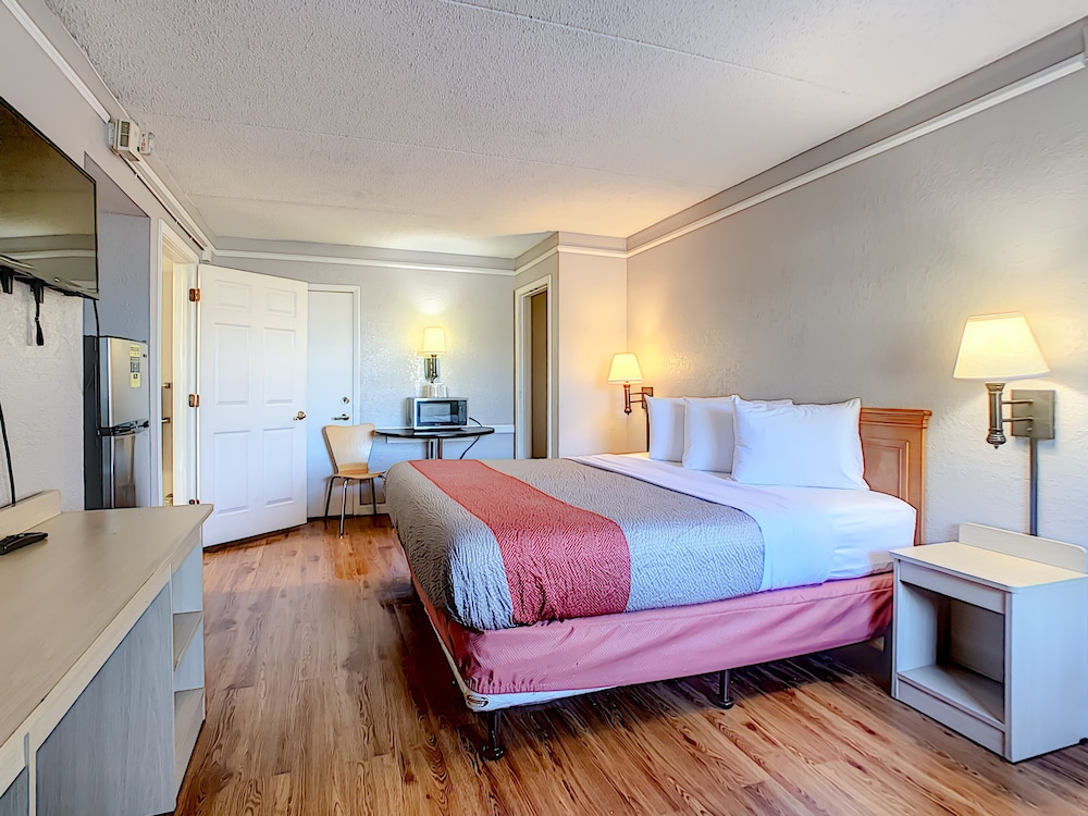 غرفة بسرير كينج للمدخنين، Motel 6 Jacksonville Fl Airport Area South 2/10