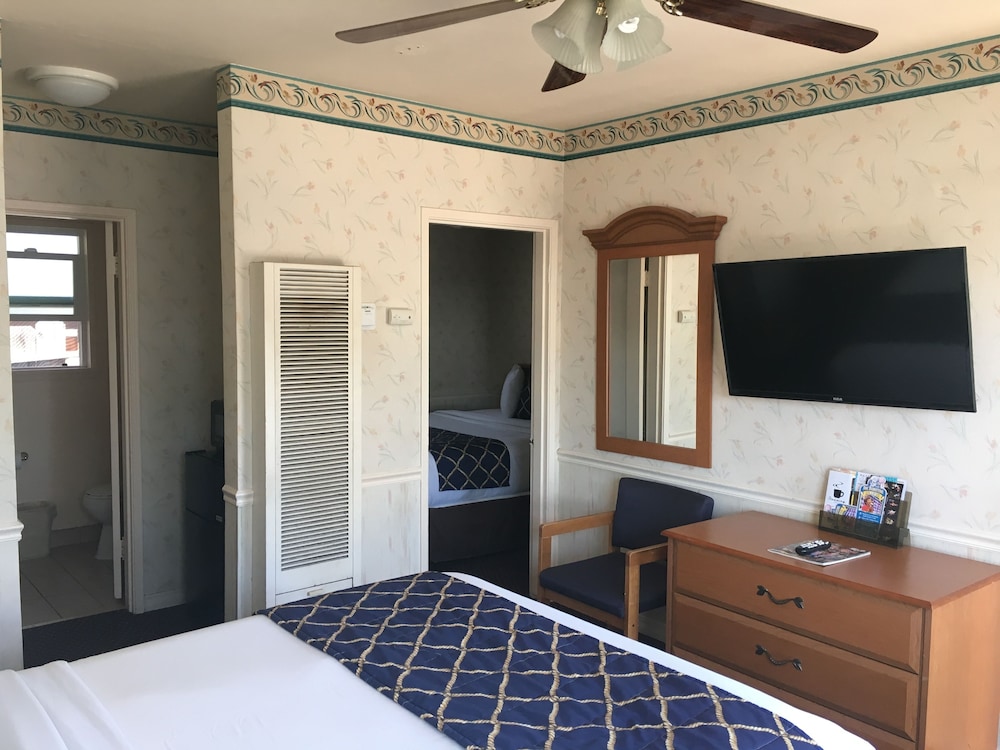 The Palomar Inn 32/61